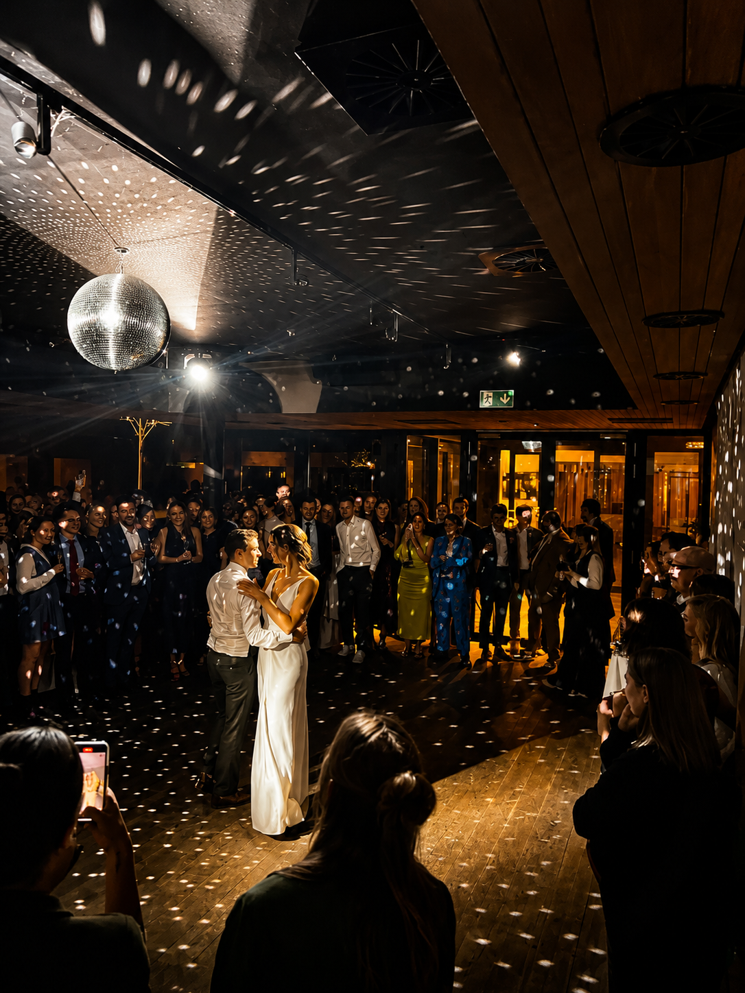 Eerste dans onder de discobal
