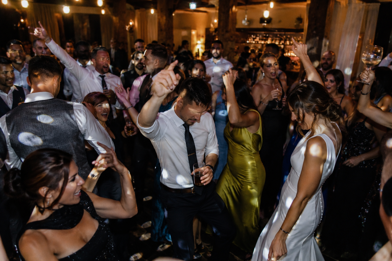 Volle dansvloer op een huwelijksfeest